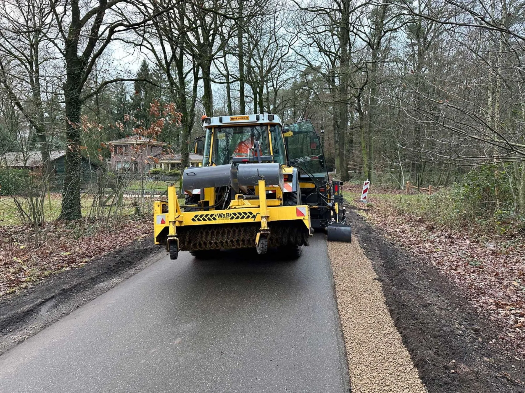 Aanbrengen berm verharding van Achterhoeks Padvast